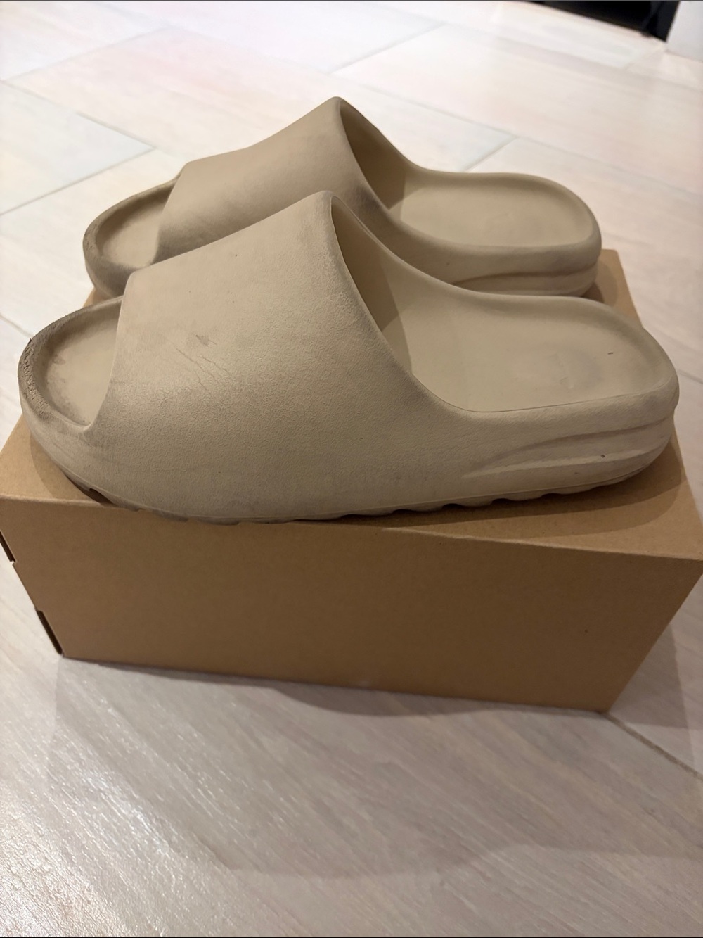 Yeezy Slide in Light Tan / Cream - Picture 5 of 5